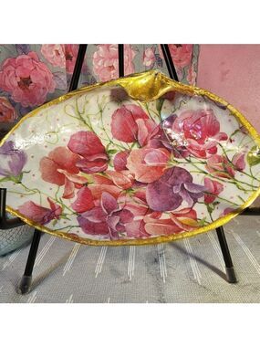 DECOUPAGE CLAM SHELL DECOUPAGE PINK FLOWERS ON A CLAM SHELL TRINKET DISH